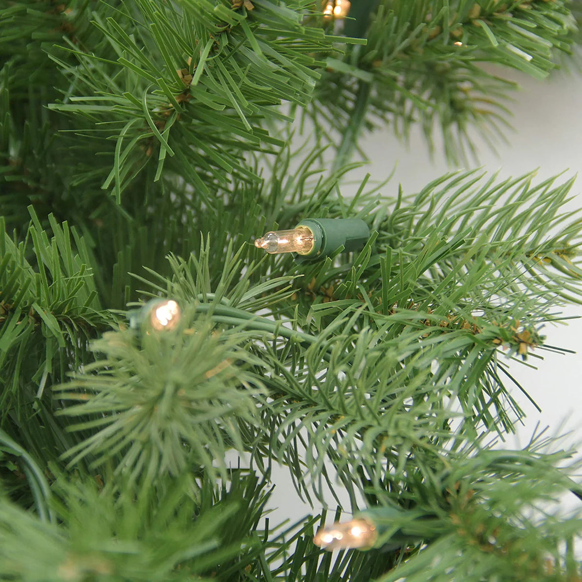 Pre-Lit Noble Fir Christmas Wreath, 30 Inch, Clear Lights